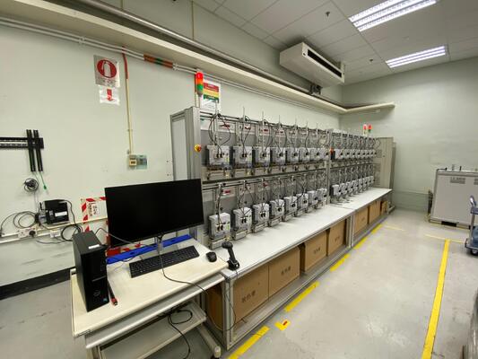 YC1893D থ্রি-ফেজ স্মার্ট মিটার টেস্ট সিস্টেম 32 অবস্থান 160A বর্তমান আউটপুট এবং ক্লাস 0.02 নির্ভুলতার সাথে